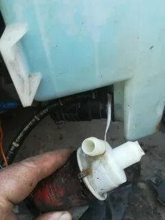 Где находится моторчик омывателя