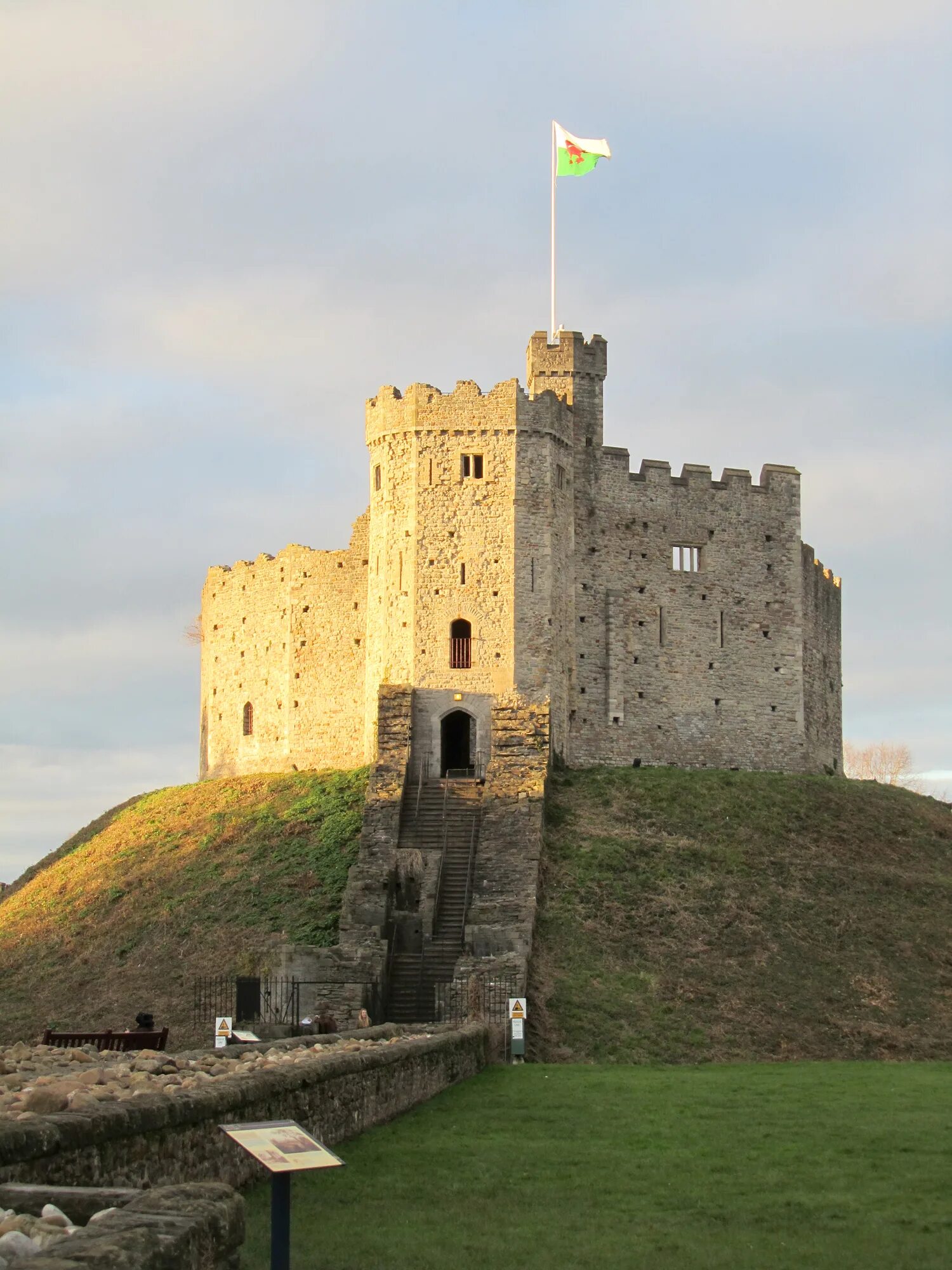 Неприступная крепость это. Замок Кардифф (Cardiff Castle). Cardiff Castle достопримечательности. Замок Кардифф достопримечательности Уэльса. Вельс замок Вельса.