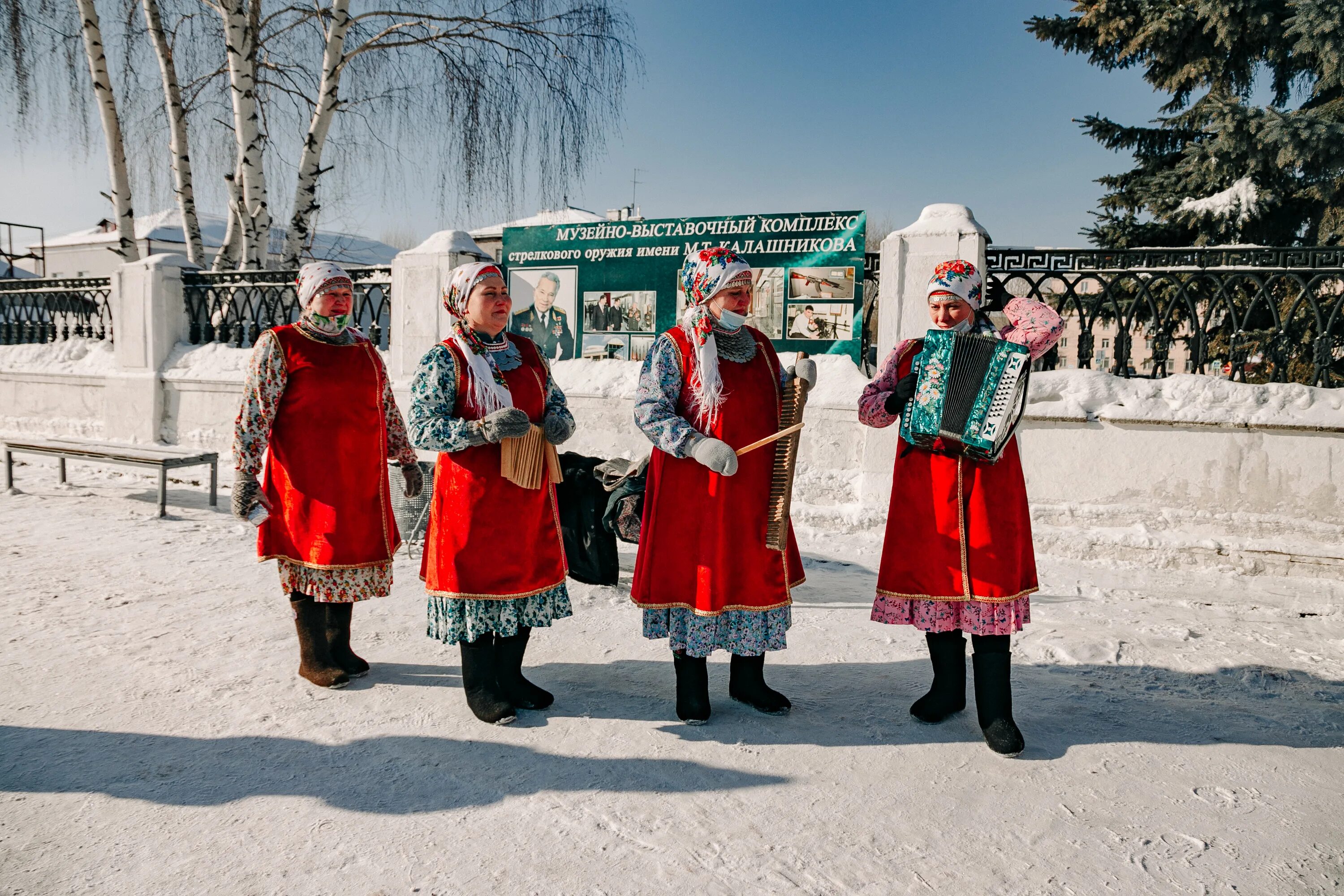 новогодние гуляния в ижевске. праздник вожодыр в удмуртии. резиденция тол бабая в шаркане. как празднуют новый год в удмуртии. резиденция тол бабая в шаркане.