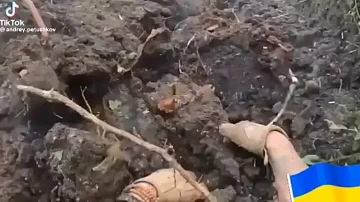 Украинки на фронте мертвые. Молодые женщины выкапывают землю. Украинцы ударили