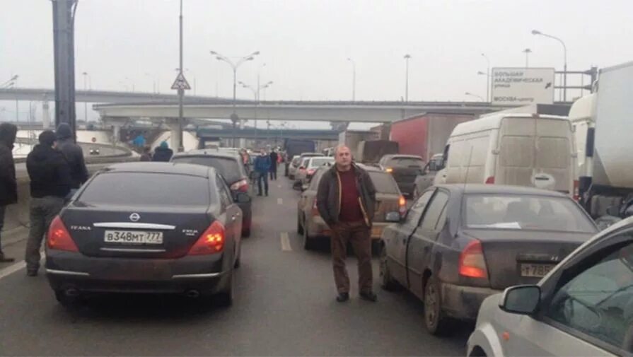 Военные грузовики на мкаде. Перекрыт мкад сейчас причина. Кран мкад. Пробки каширское шоссе. Мкад въезд в москву.