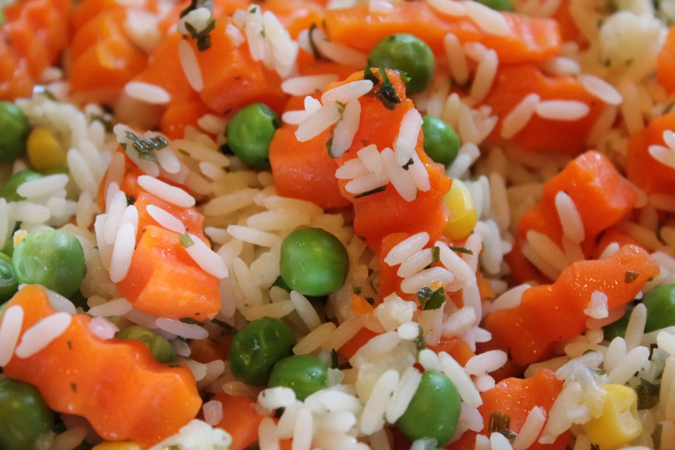 Рис с овощами. Рис отварной с овощами. Салат с рисом и овощами. Салат из овощей с рисом.