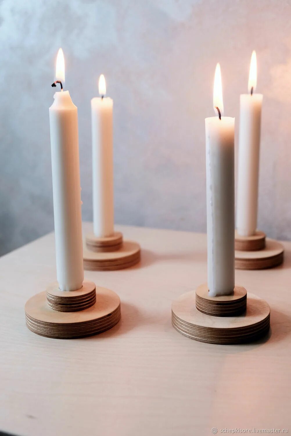 Высокая свеча. Подсвечник деревянный. Подсвечник для тонкой свечи. Свечи высокие. Свечи высокие для декора.