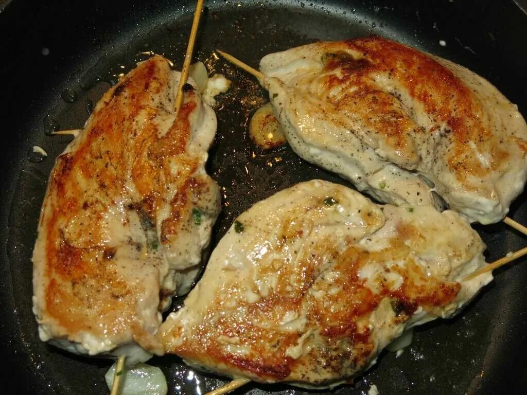 Как вкусно запечь грудку в духовке. Фаршированная куриная грудка. фаршированные куриные грудки. фаршированная грудка цыпленка. фаршированная куриная грудка в духовке.