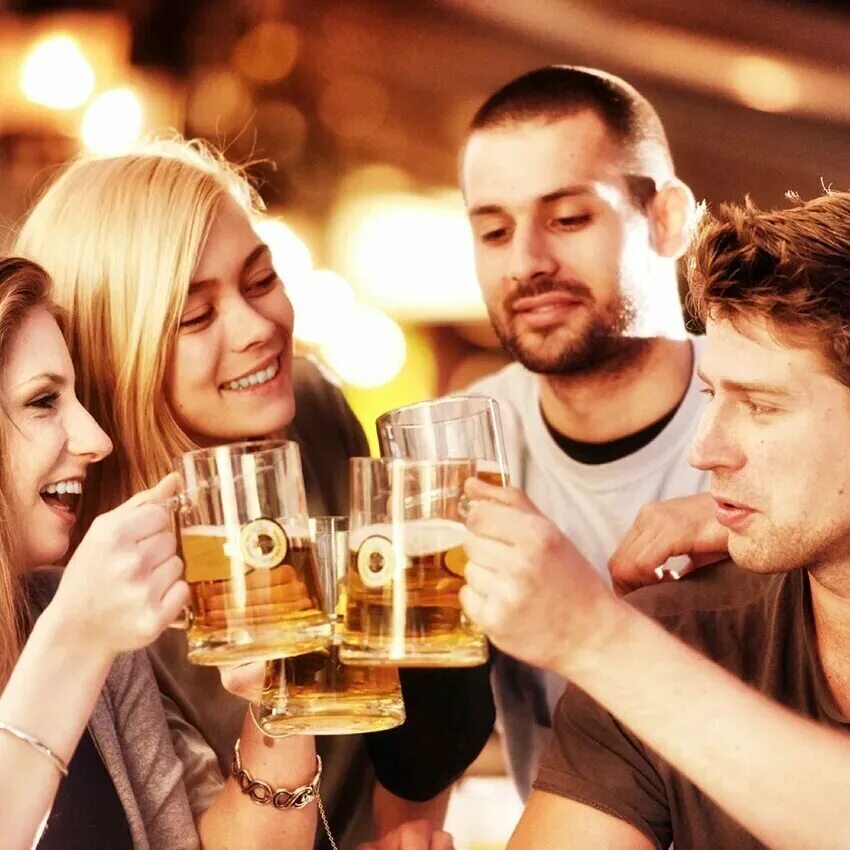 Что делать в компании друзей. Компания друзей пьют пиво. Компания с пивом. Друзья в баре. Люди выпивают в баре.