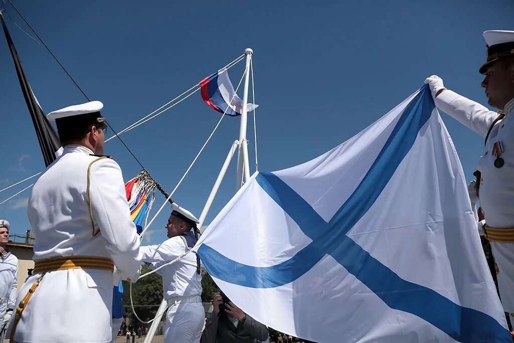 Флаг военного флота россии. Корабль ВМФ России с Андреевским флагом. Флаг "Андреевский". Андреевский флаг ВМФ. Андреевский флаг день ВМФ.