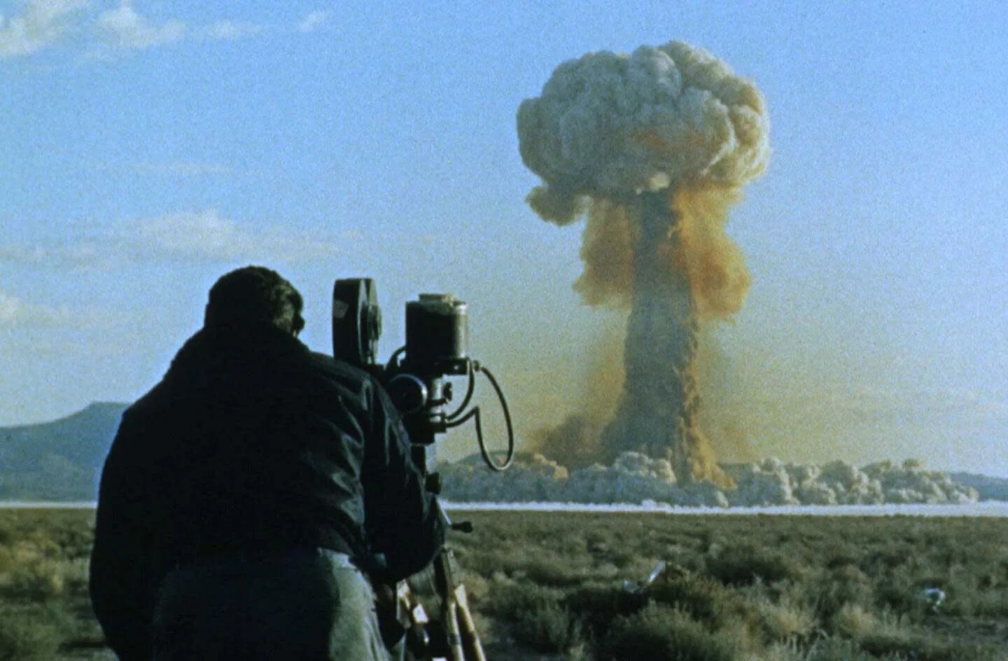 Испытание ядерного взрыва. Ядерный взрыв в Неваде 1957. Испытание ядерной бомбы в Неваде. Испытание ядерного оружия в Неваде. Ядерный гриб Невада.