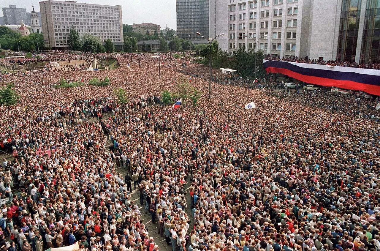 120 тыс человек. Августовский путч 1991. Путч в Москве 1991. ГКЧП август 1991. Митинг 20 августа 1991 в Москве.