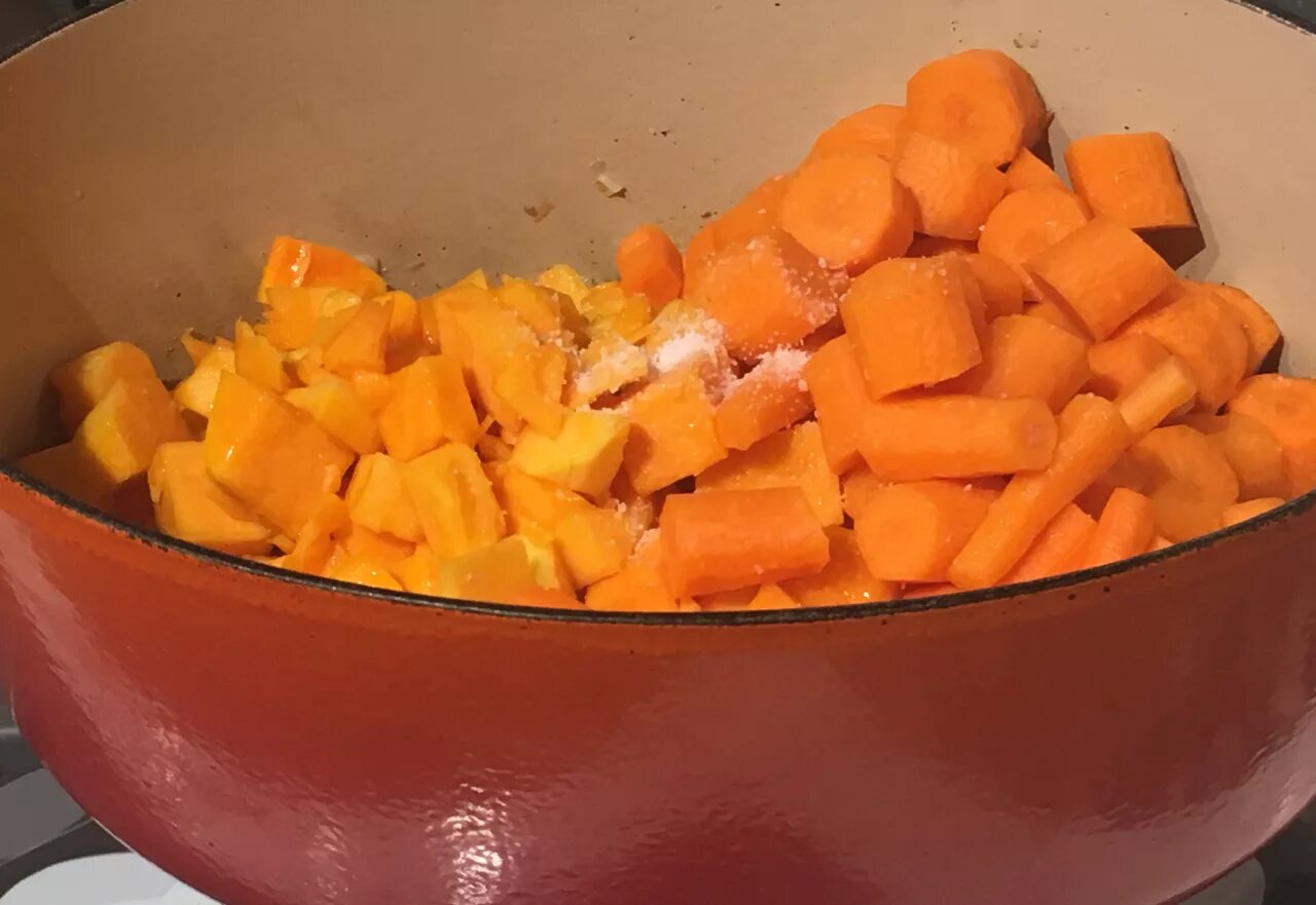 Тыква картошка морковь. Тыква морковь. Тыква морковь сырыми ломтиками. Компот из моркови и тыквы. Овощ между тыквой и морковью.