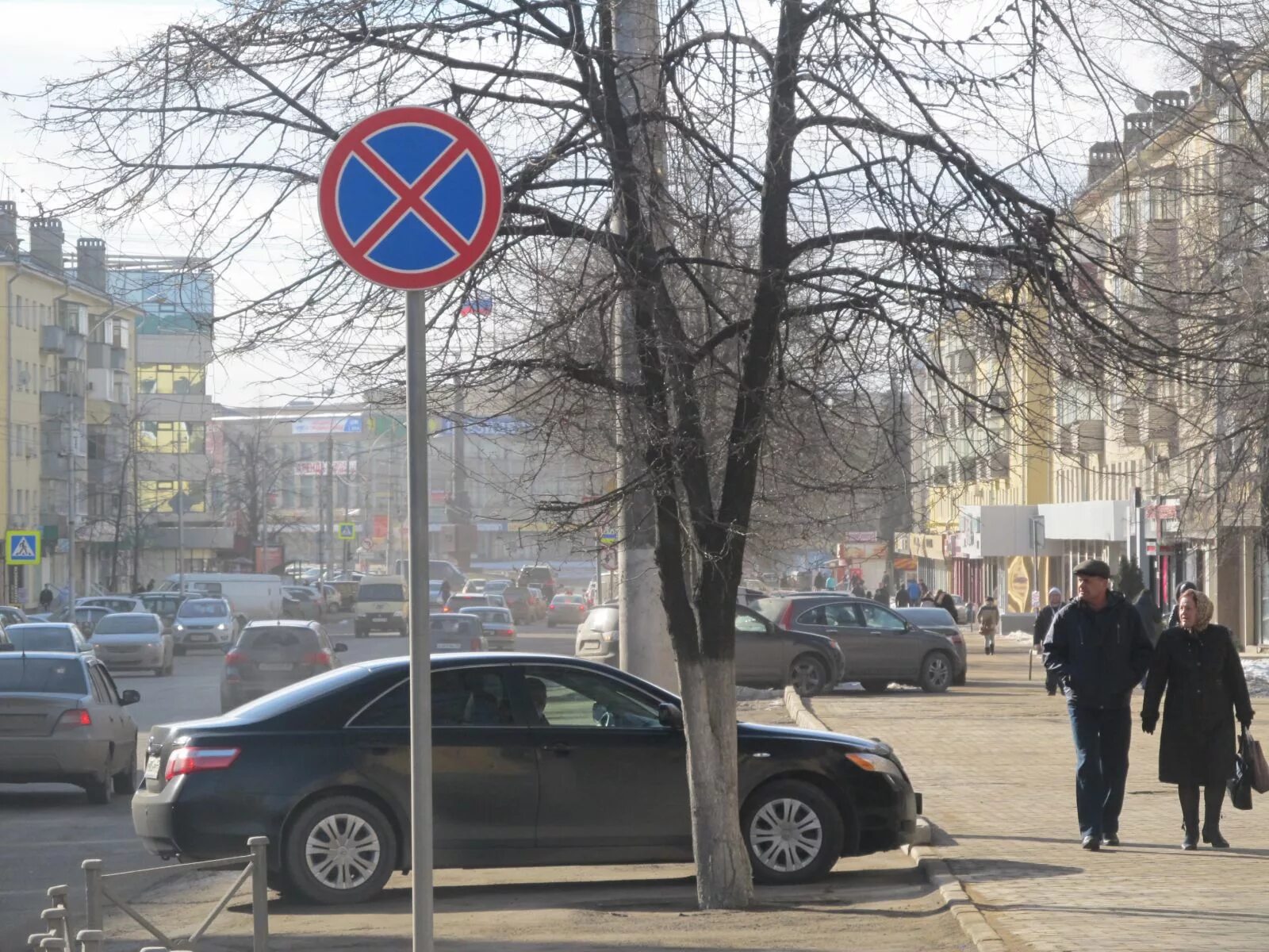 Остановка запрещена распространяется. Стоянка запрещена 3.27. Знак 3.27 остановка запрещена. Знак 3.27 и парковки. Парковка под запрещающим знаком.