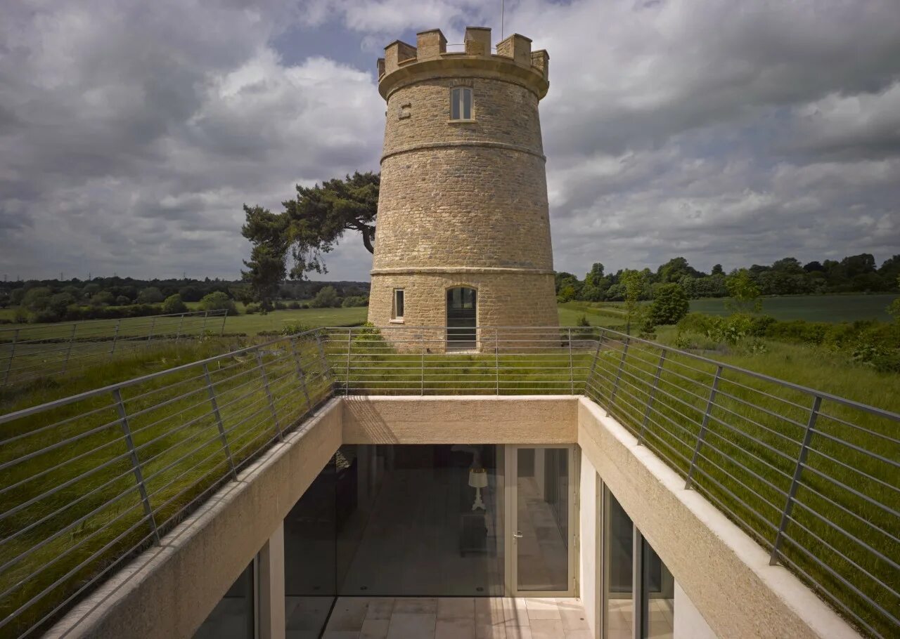 Round tower. Дом в водонапорной башне в Англии. Минидом башня. Башня Даниэль ВИДРИГ. Башня Эджвуд.