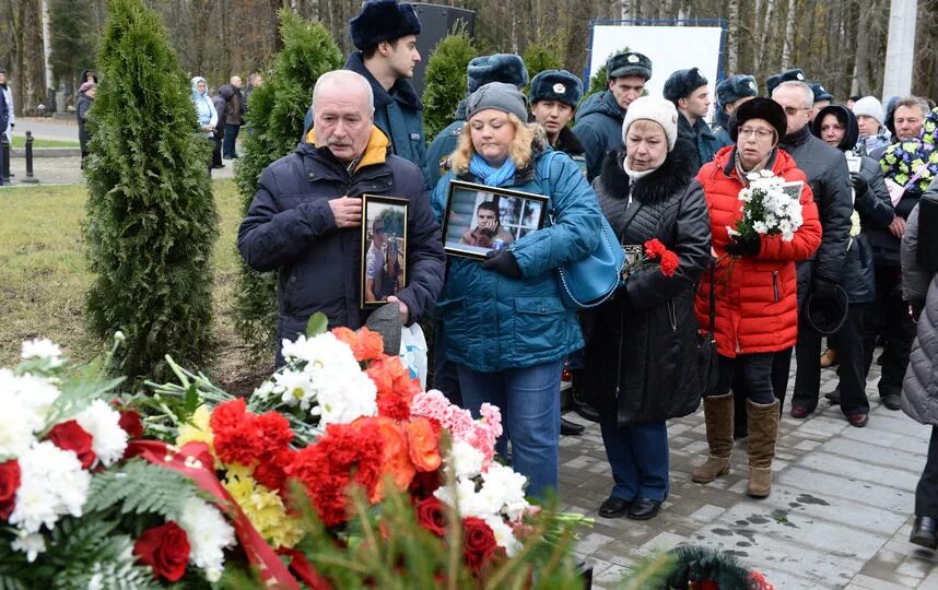 Рейс 9268 могилы погибших. Могилы погибших в авиакатастрофе. Похороны погибших над Синаем. Могилы погибших в авиакатастрофе над Синаем. Похороны авиакатастрофы