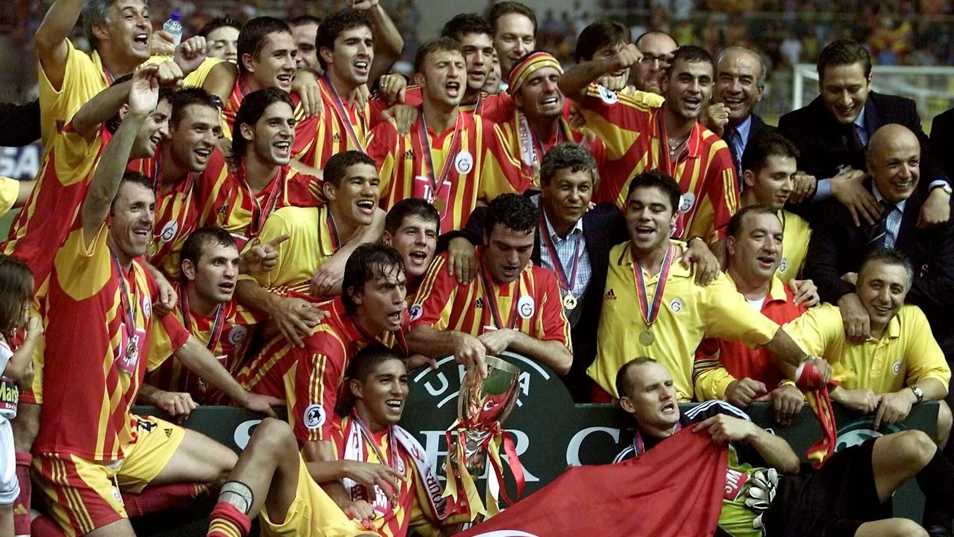 Уефа 2000. Галатасарай Кубок УЕФА. Galatasaray 2000. Galatasaray UEFA Kupasi super Cup. Галатасарай победитель Кубка УЕФА.