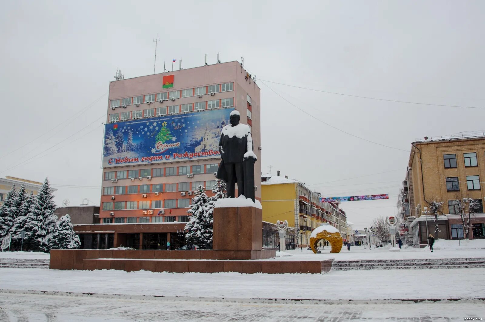 Пл брянск. Памятник Ленину Брянск. Площадь Ленина Брянск. Брянск памятник Ленина зима. Памятник на площади Ленина Брянск.