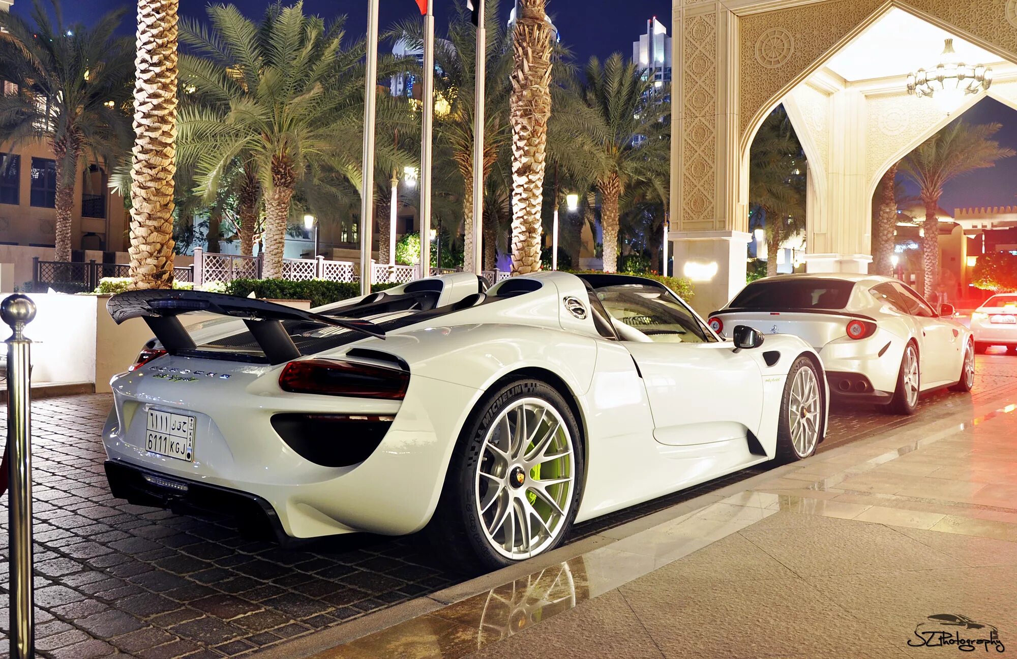 Порше 918 Spyder Dubai.. Порше Халифа Дубай. Порше 918 и Ламборджини. Бугатти Вейрон шейха.