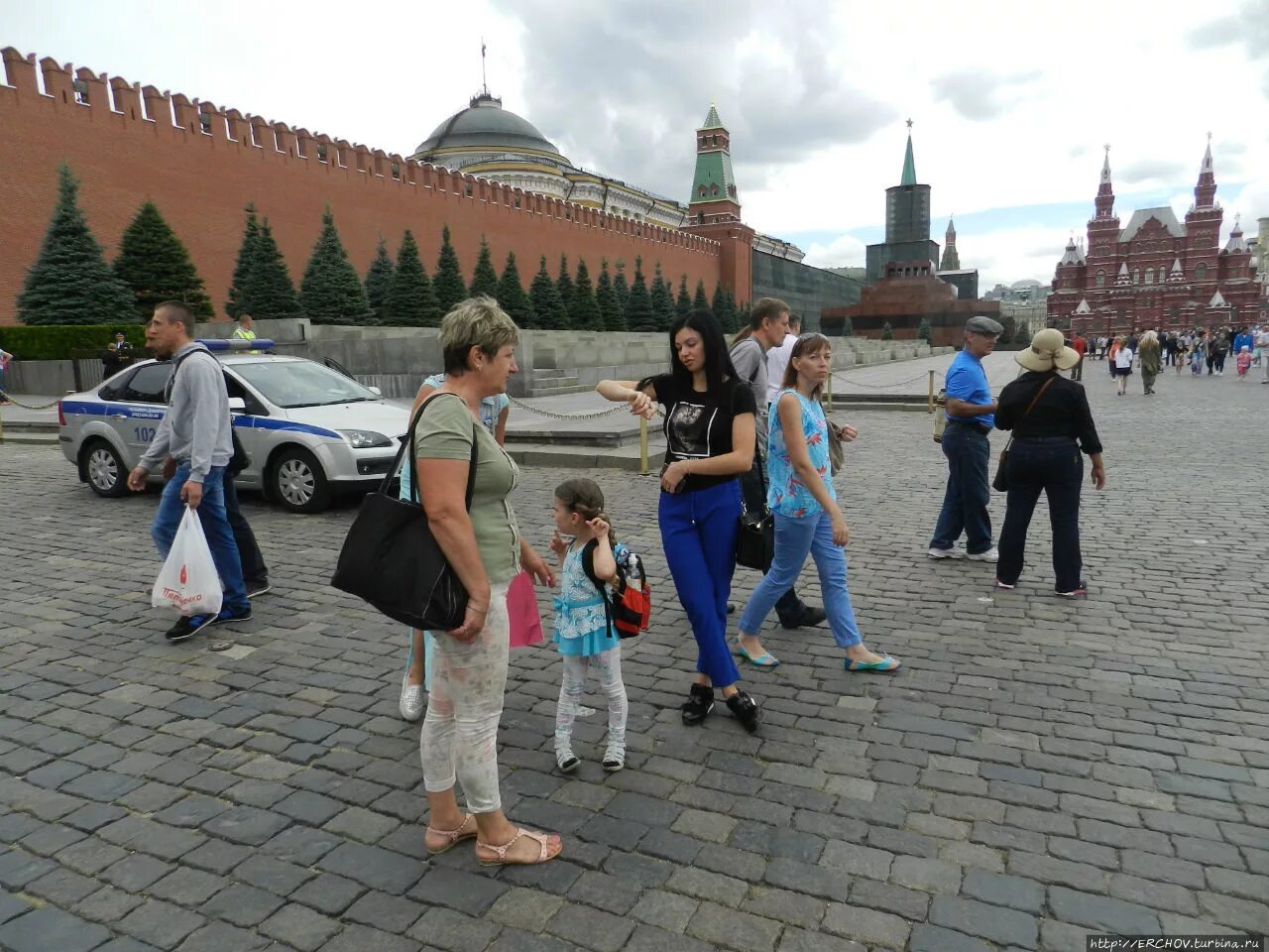 туристы на красной площади. влияние туризма на москву. фото туристов москвы. фильм о москве для детей начальной школы. иностранцы в москве.
