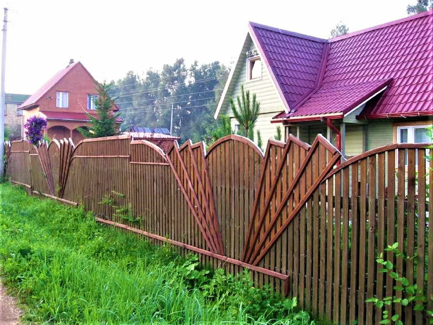 Заборы для дома своими руками фото. Деревянный забор. Красивый забор из штакетника. Забор на даче из штакетника. Красивый забор из штакетника деревянного.