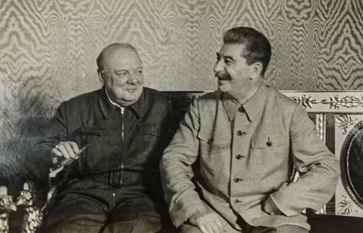Сталин в 1944 году. Черчилль и Сталин. Черчилль в Москве 1942. Уинстон Черчилль Черчилль Сталин. Уинстон Черчилль 1944.