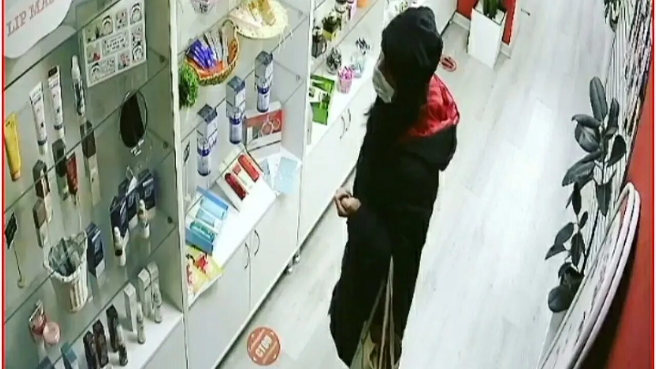 Воровки в подсобке. Воровки в подсобке