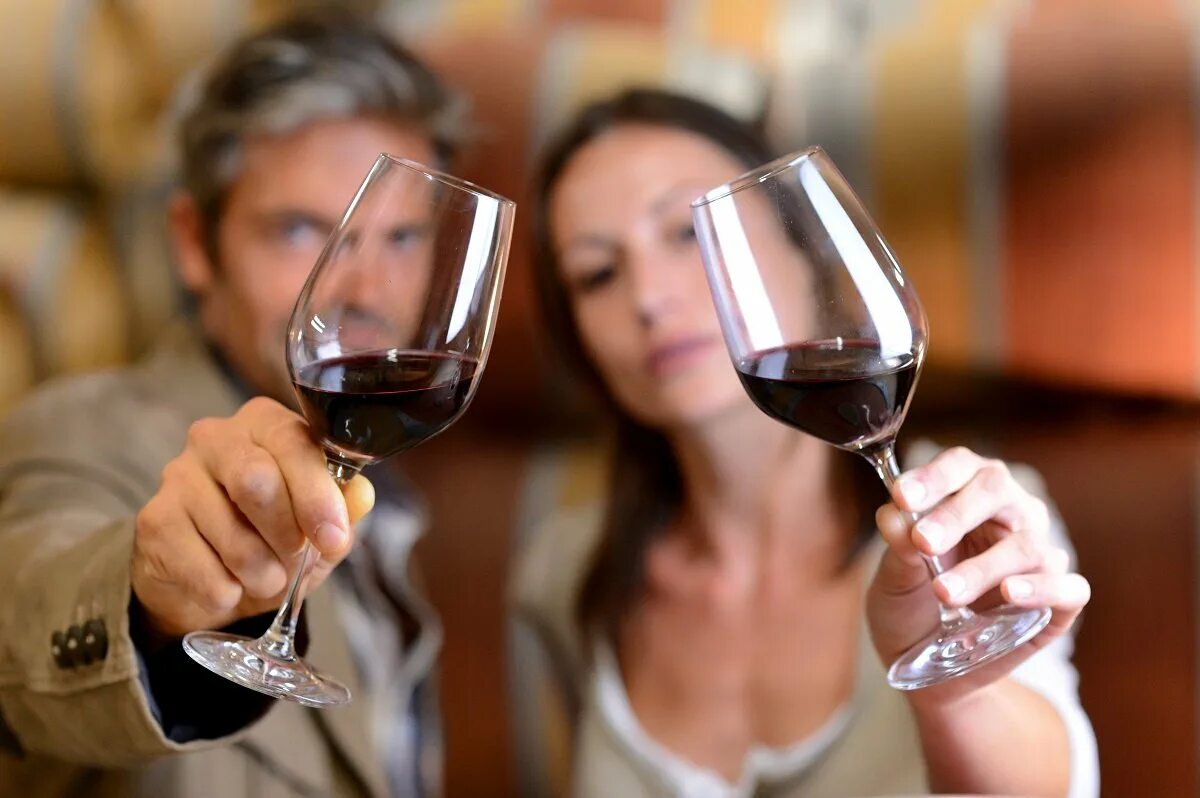 Рука с бокалом. Бокал с вином. Наливает вино. Пей вино. Wine day.