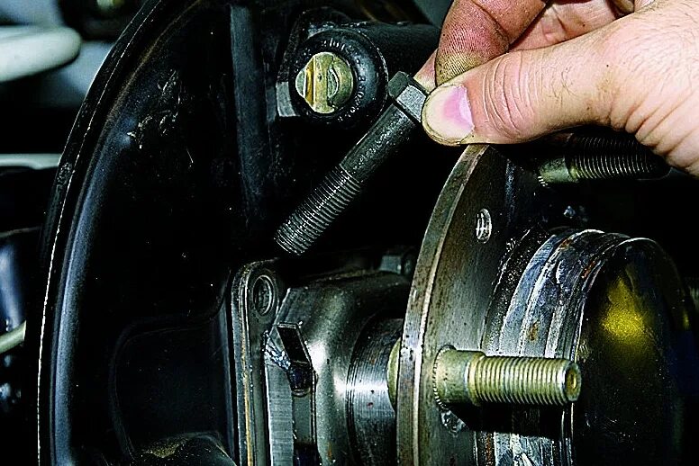 Съемник для задней полуоси нива шевроле. Сальник полуоси нива. Подшипник полуоси шевроле нива 2004 год. Снятие задней полуоси нива 21214. Сальника переднего моста нива 21214 полуоси.