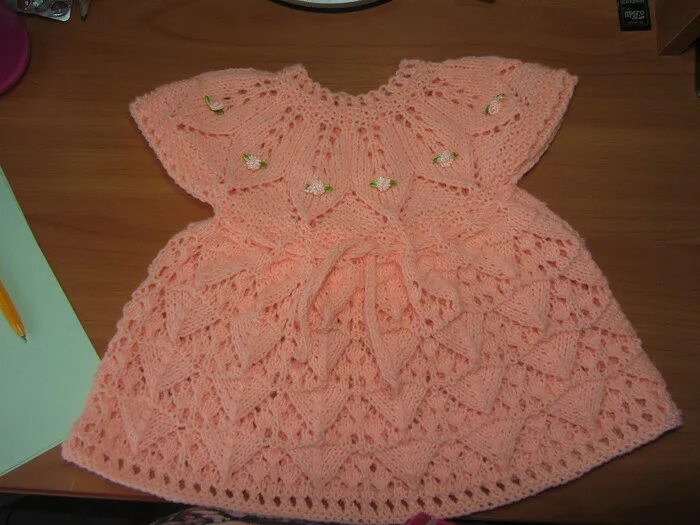 Летнее платье для девочки спицами. Кокетка детского платья спицами. Кокетка детского платья спицами. Ажурное платье для девочки. Вязаное платье для девочки.