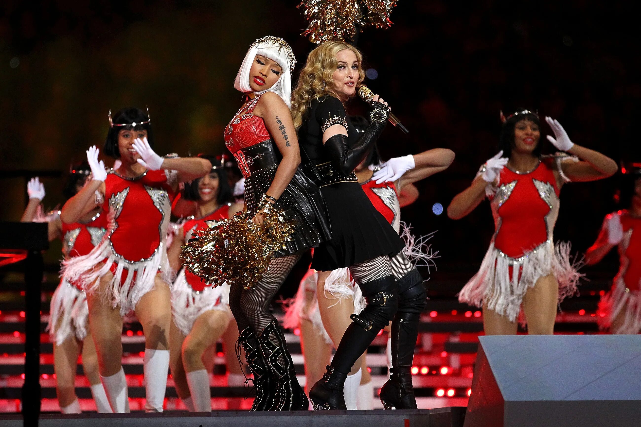 Superbowl halftime show. Мадонна супербоул 2012. Мадонна super Bowl. Мадонна супербоул 2012 с Миа. Ники Минаж и Мадонна.