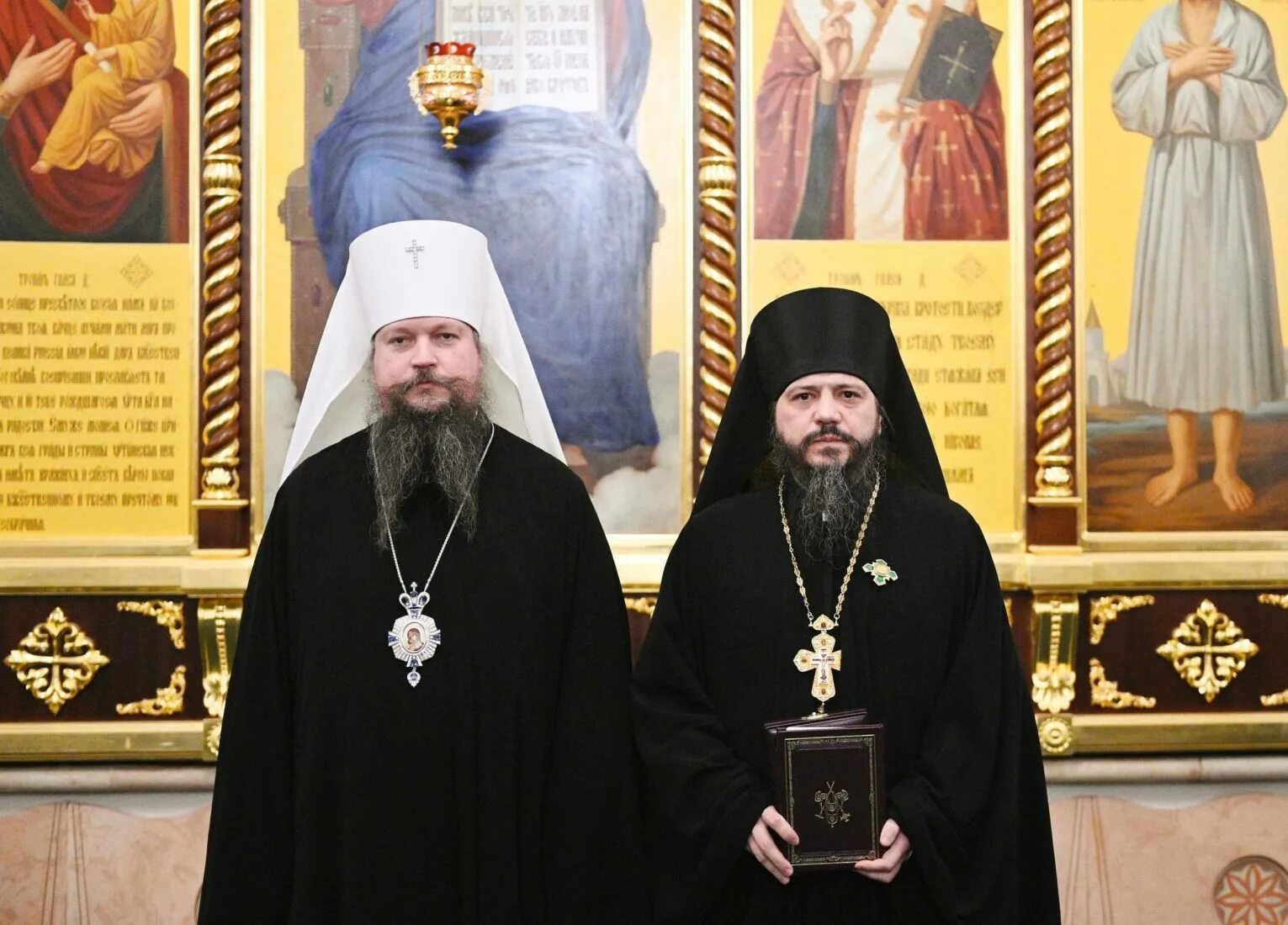 кирилл гундяев в роскоши. синод рпц 13 апреля 2021 года. самолет гундяева. алексей ценев патриархия. епископ венедикт молчанов.