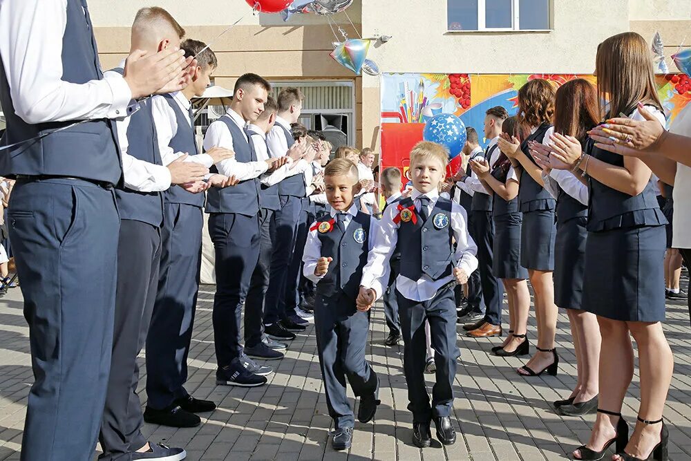 Линейка в школе. Школьники на линейке. Школьники на линейке в школе. Линейка 1 сентября.