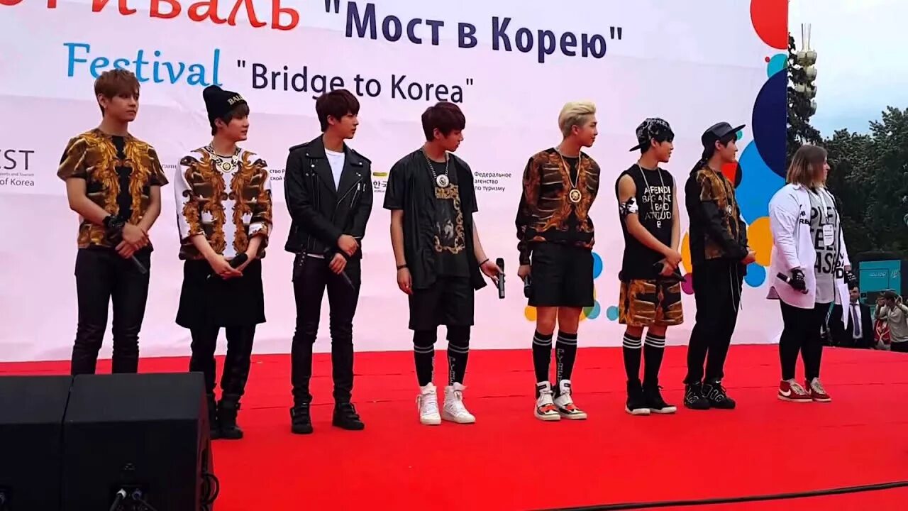 Bts приедут. БТС В Москве 2014. Мост в Корею 2014 БТС. Фестиваль мост в Корею 2014 BTS. БТС В России 2014 год.