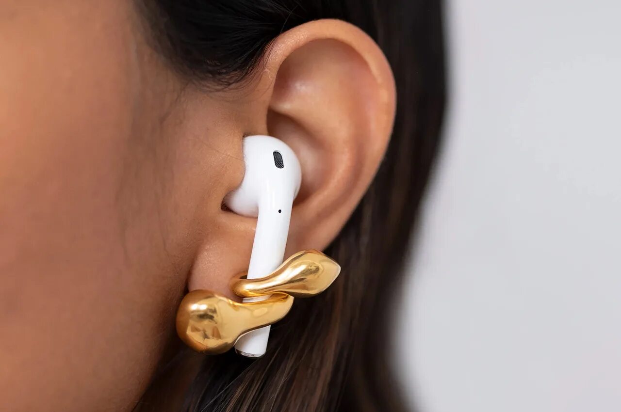 Не держится наушник в ухе. Серьги Misho для AIRPODS. Misho серьги держатели. Серьги для AIRPODS Louis Vuitton. Сережки для наушников Эппл.