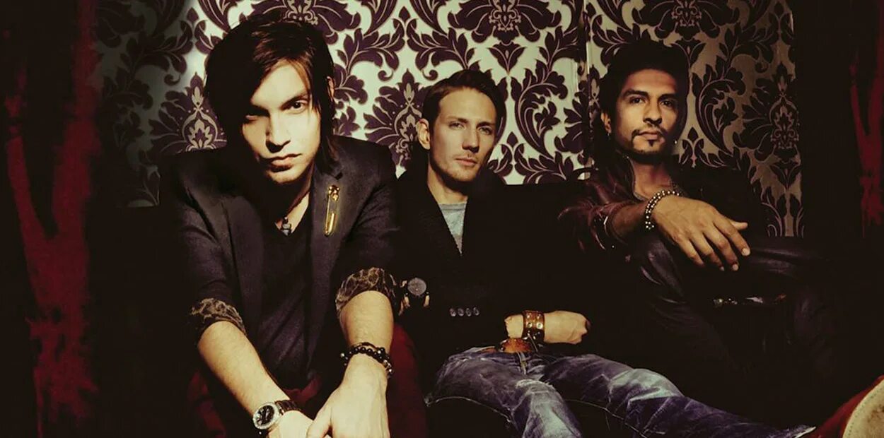 The calling группа. Courtesy call thousand foot krutch текст. Ассаи. Calling live. Calling live.