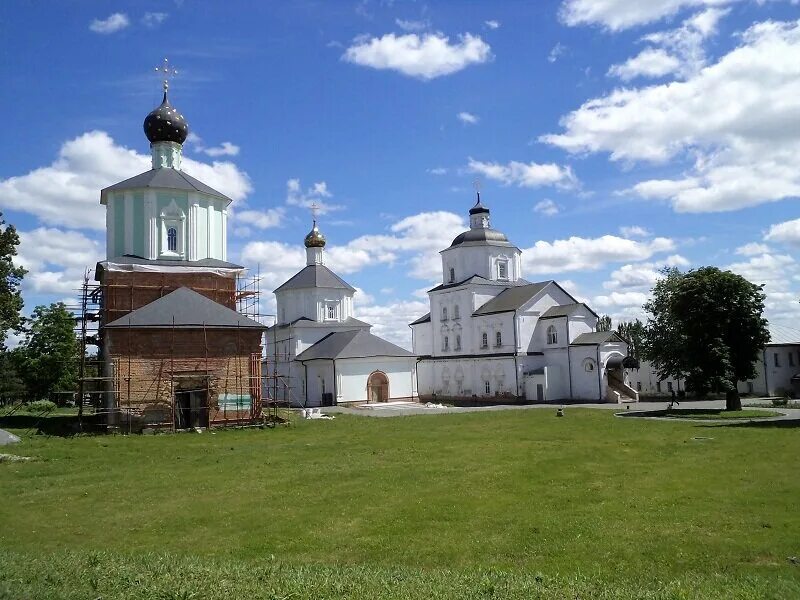 Свято николаевский мужской монастырь рыльск. Рыльский Свято-Николаевский мужской монастырь. Рыльский Свято-Николаевский мужской монастырь официальный сайт. Рыльский монастырь Курская область пейзаж. Святой источник Курская область Рыльский монастырь.