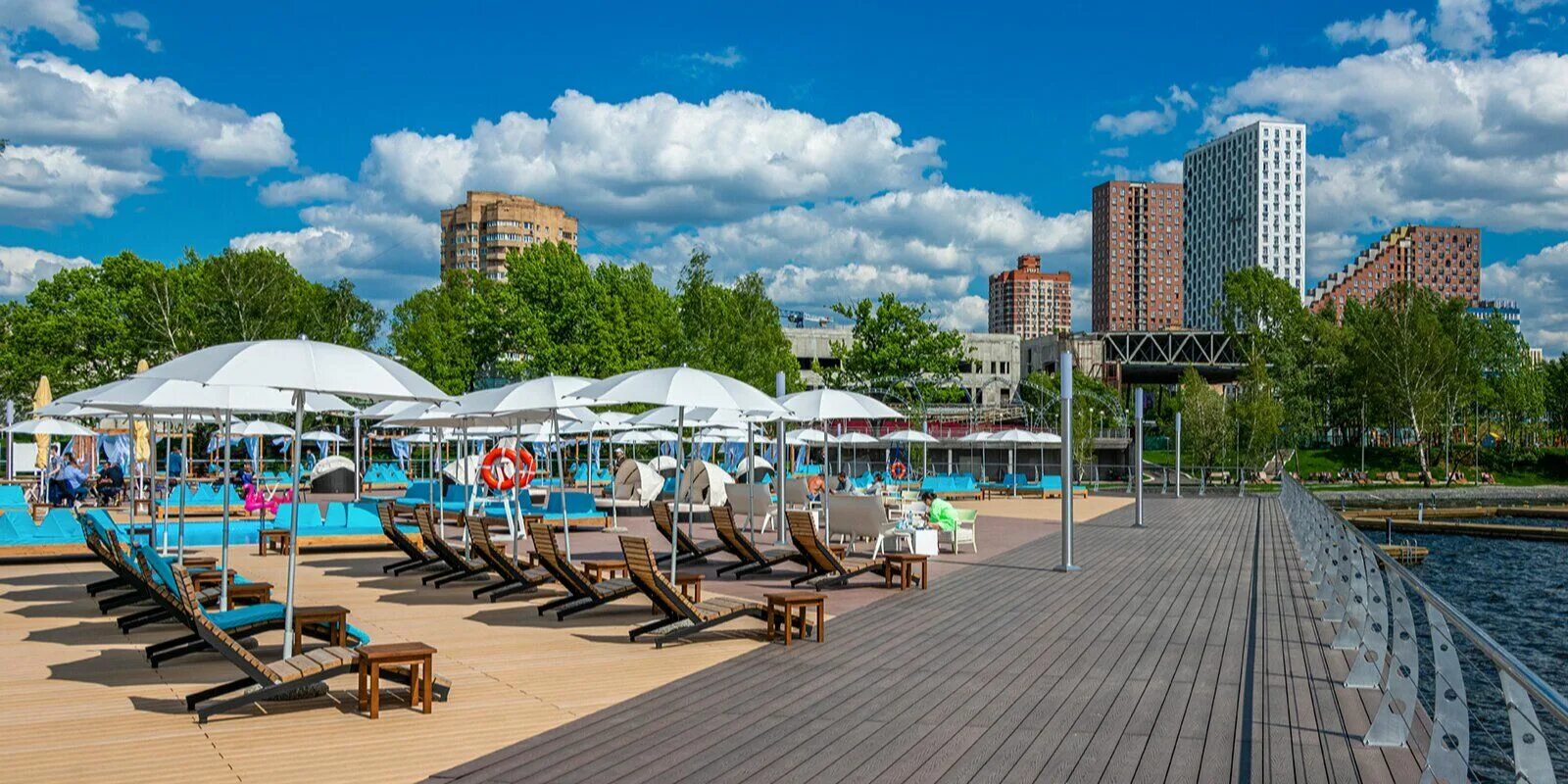 Пляжи на юго западе москвы. Пляж в тропарево 2022. Белое озеро косино. Пруд чайка екатеринбург. Мещерское озеро москва.