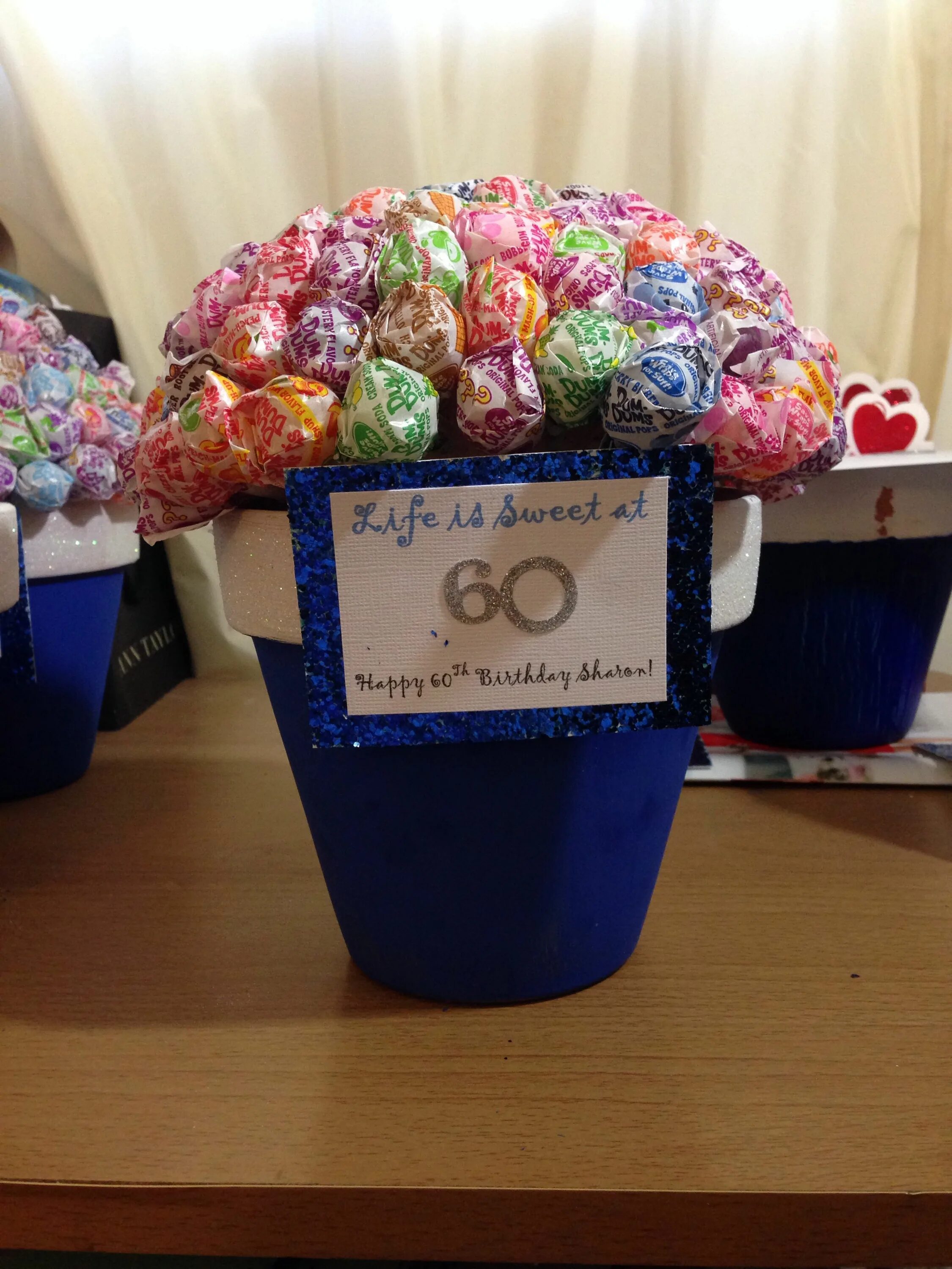 Удивить маму на дне рождении. Удивить маму на дне рождении. Букет цветов с днем рождения маме. Сюрприз маме на юбилей. Неожиданный сюрприз на день рождения.