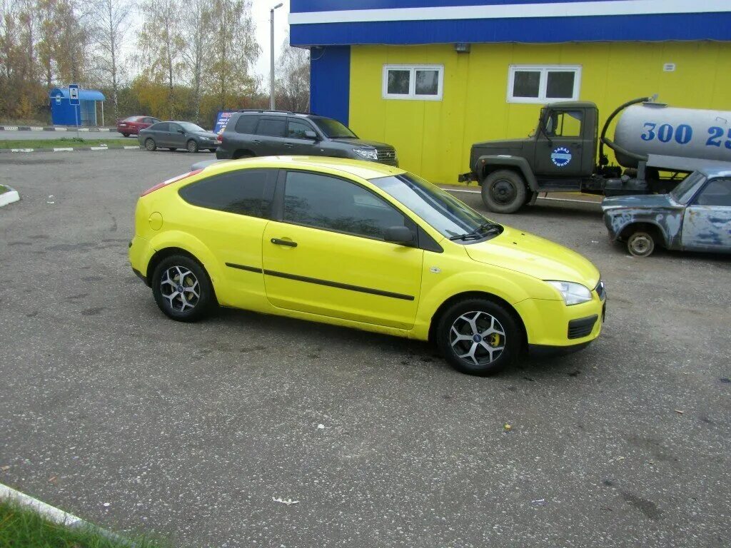 Саранск форды куплю. Ford Focus 2001 жёлтая. Форд фокус 2 желтый. Форд фокус 1 желтый. Желтый Форд фокус 2 хэтчбек.