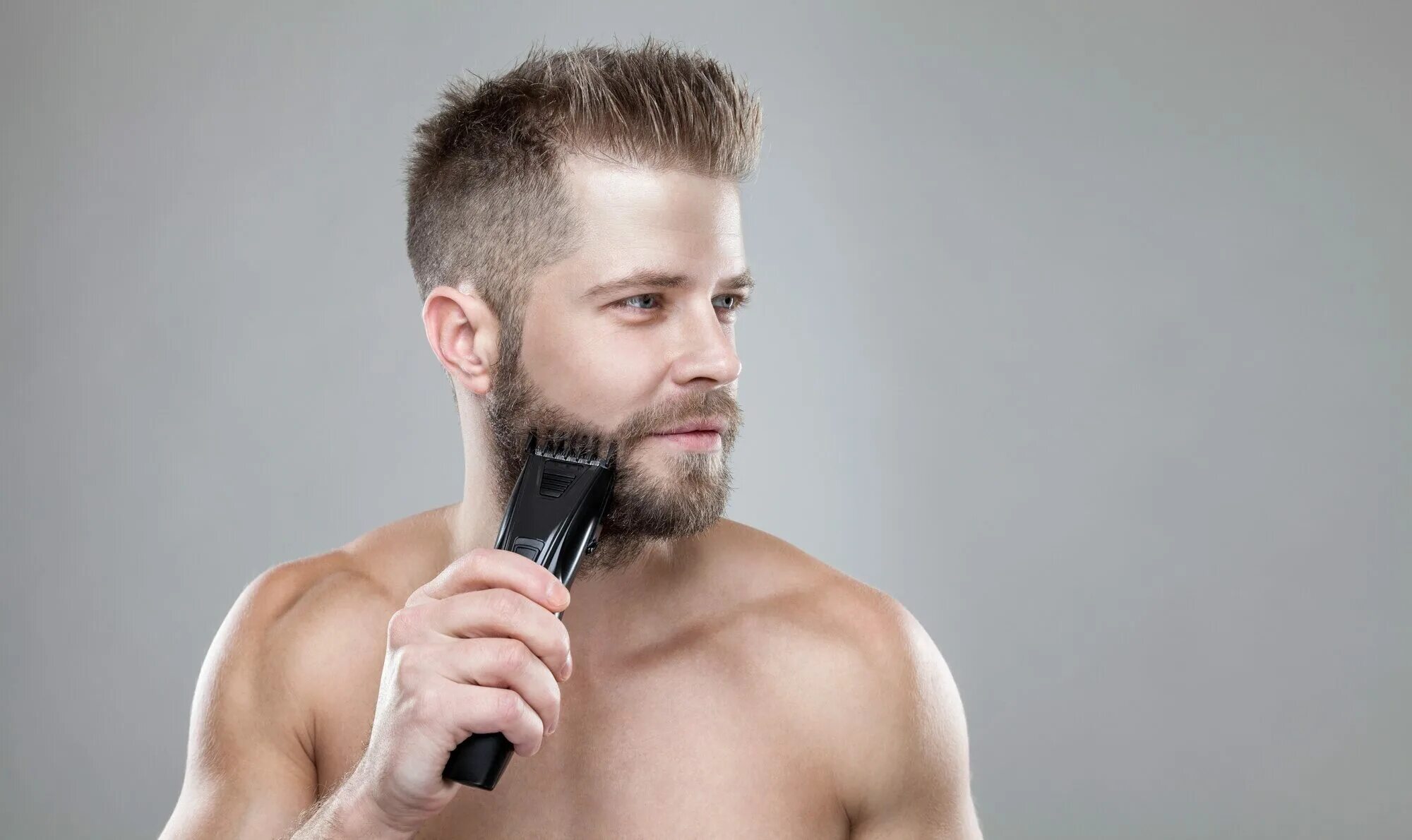 Мужик с триммером бороды. Триммер для мужчин для бороды. Мужик бреет бороду триммером. Мужчины для волос и бритье.