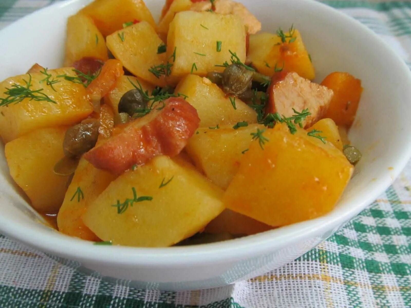 Тушёная картошка с курицей. Тушеная говядина с картошкой. Тушёная картошка с мясом. Ртош4а тушеная с курицей