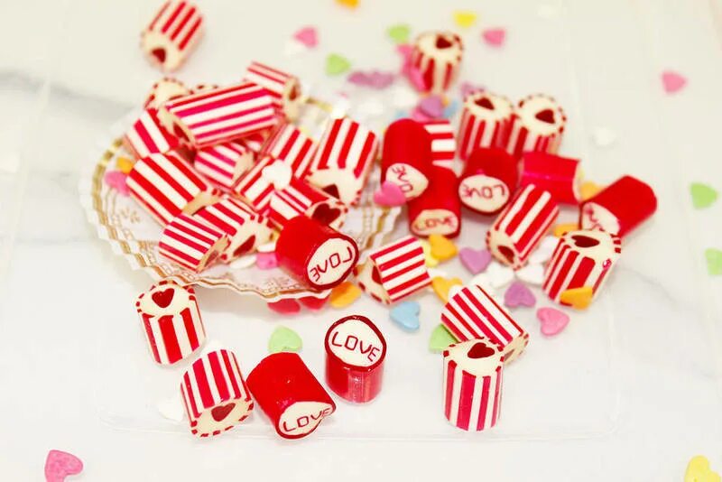 Натуральные леденцы. Конфеты из карамели. Как сложить цифру пять из карамели трости. Конфеты карамель. Карамельные конфеты.