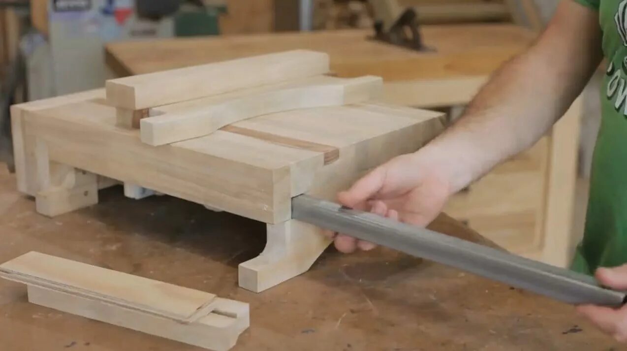 Вырезать пазы. Чем сделать паз в доске в домашних условиях. Пазы на циркулярной пиле. Вырезать пазы. Как ручной дисковой пилой выбрать паз.
