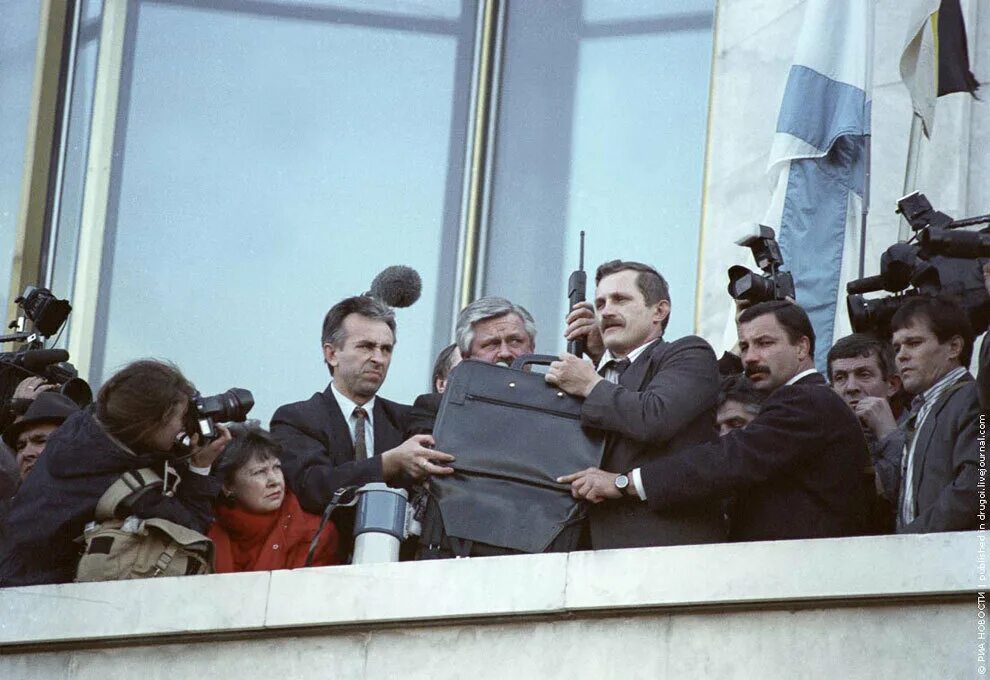 Верховный совет в 1993 Руцкой. Руцкой Хасбулатов 1993. Белый дом 1993 год Ельцин. Захват парламента
