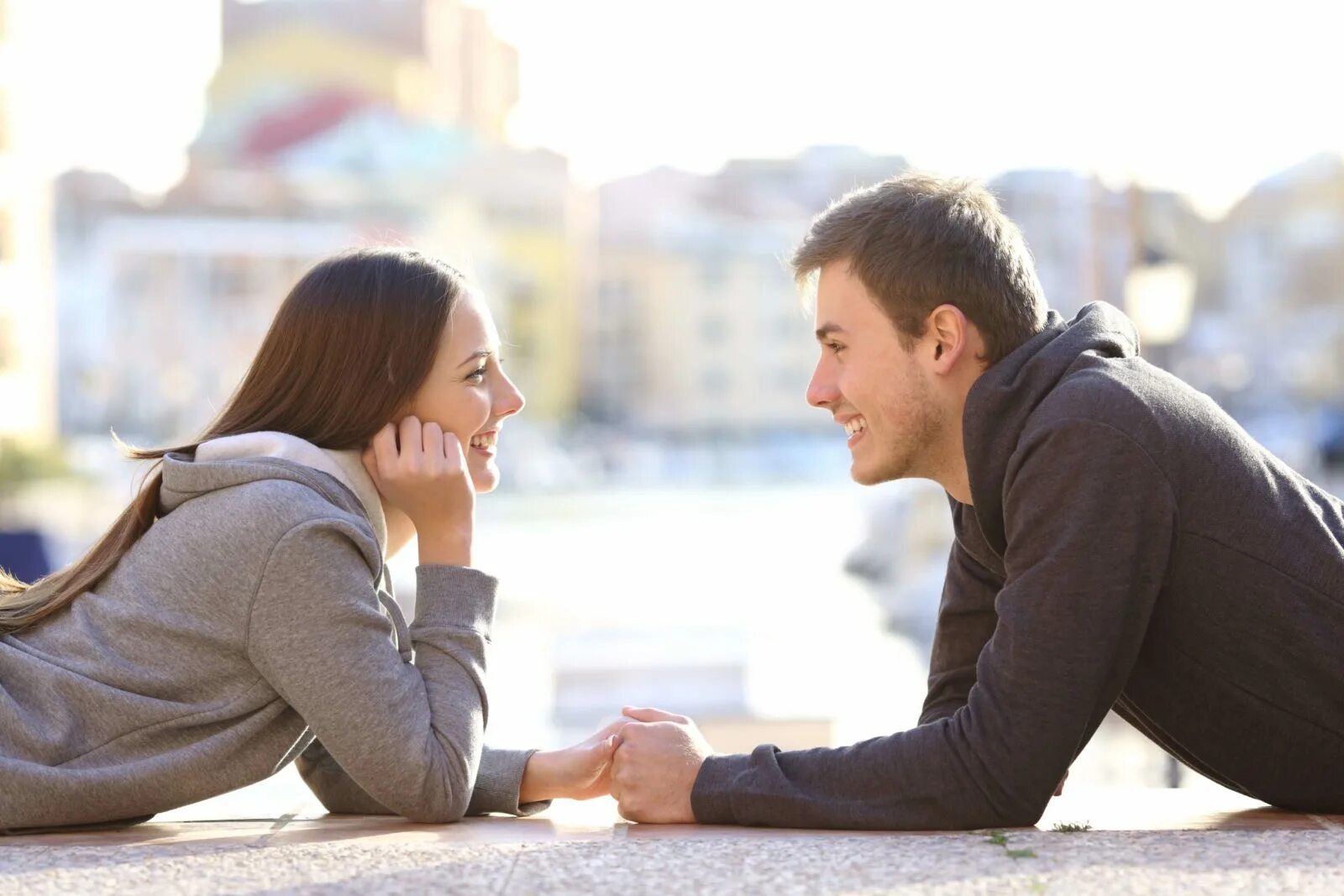 Looking at each other. Симпатия между мужчинами. Влюбленная пара общается. По симпатии. Влюбленные смотрят друг на друга.