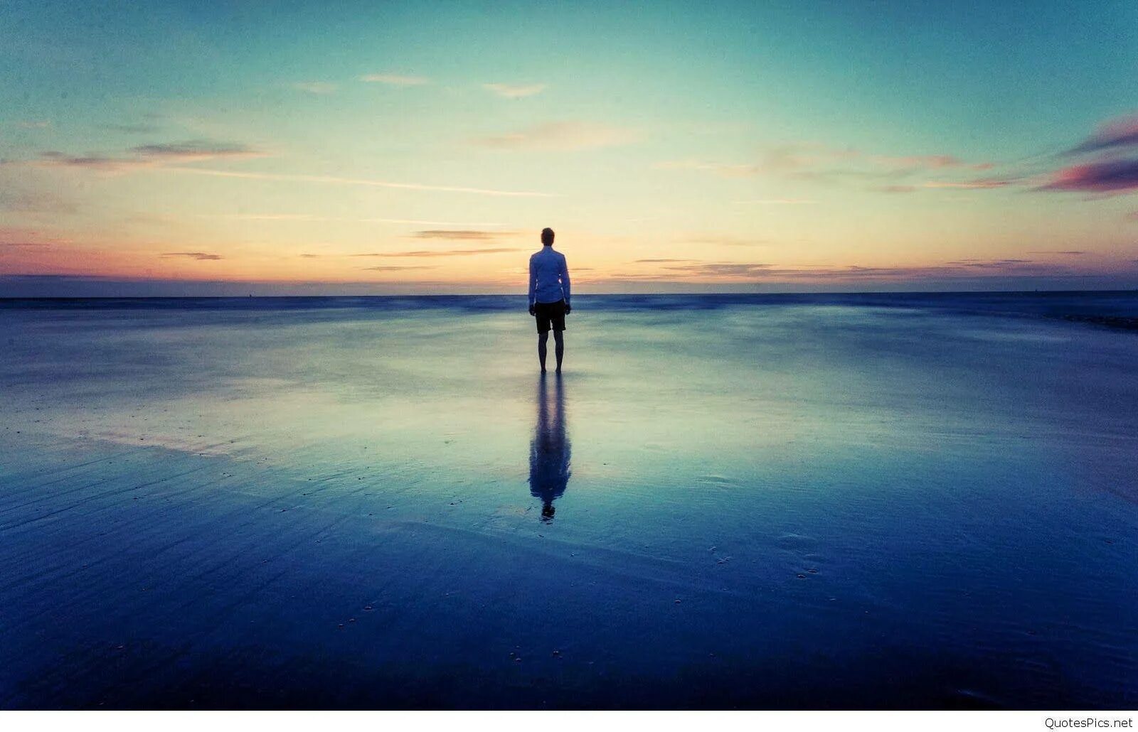 You can be the world. Люди на море. Одинокий человек. Человек на горизонте. Уединение.