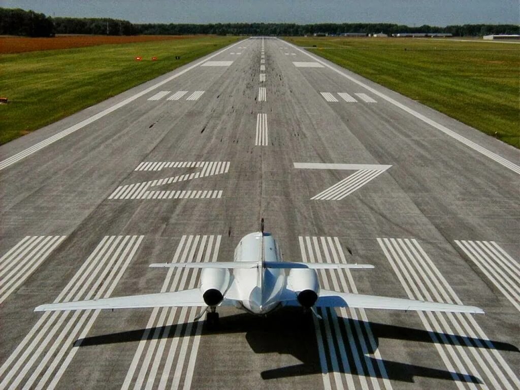 Airport road. ВПП r24. Взлетная полоса. Самолет на взлетной полосе. Разметка взлетной полосы.