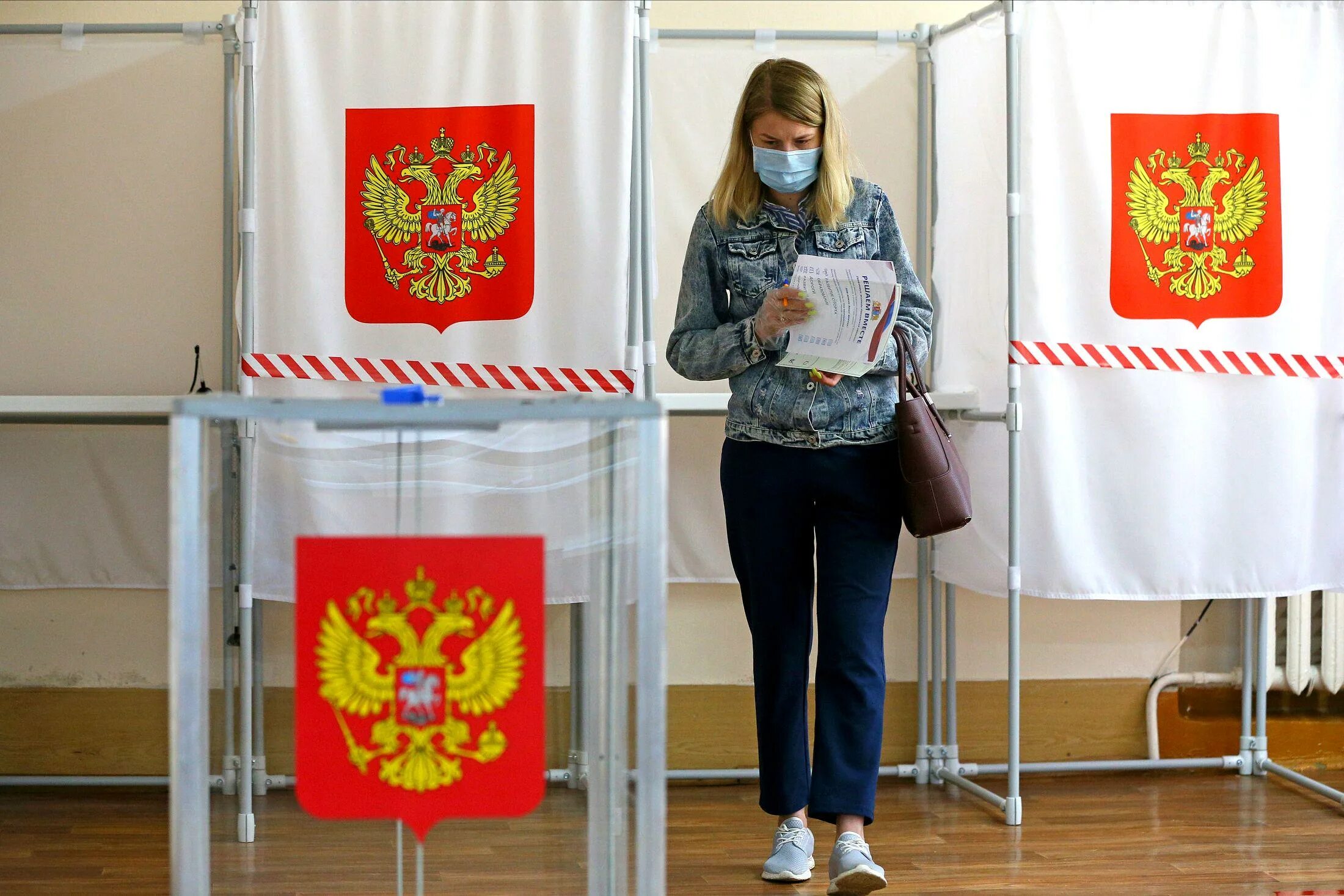 Voting in russia. Выборы РФ. Голосование на избирательном участке. Люди голосуют на выборах. Люди голосуют в России.