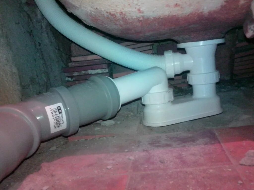 Система под слив 110 труба канализационная. Канализационная труба 110 под ванной. Труба для сифона под раковину 40. Подводка канализации к стиральной машине. Как сливать трубы.