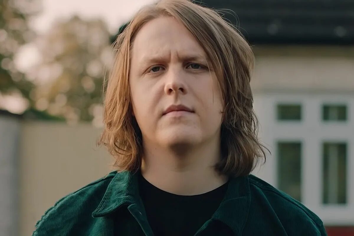 Льюис Капальди. Lewis Capaldi Grace. Льюис Капальди 2023.