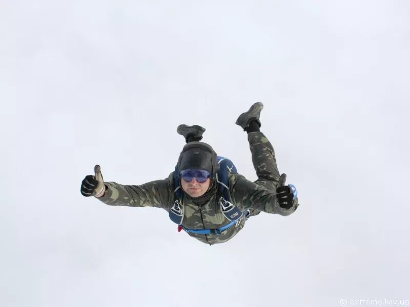 Военный прыжок с парашютом. Детские прыжки с парашютом. Парашютист-десантник. Прыжки с парашютом военные зимой.