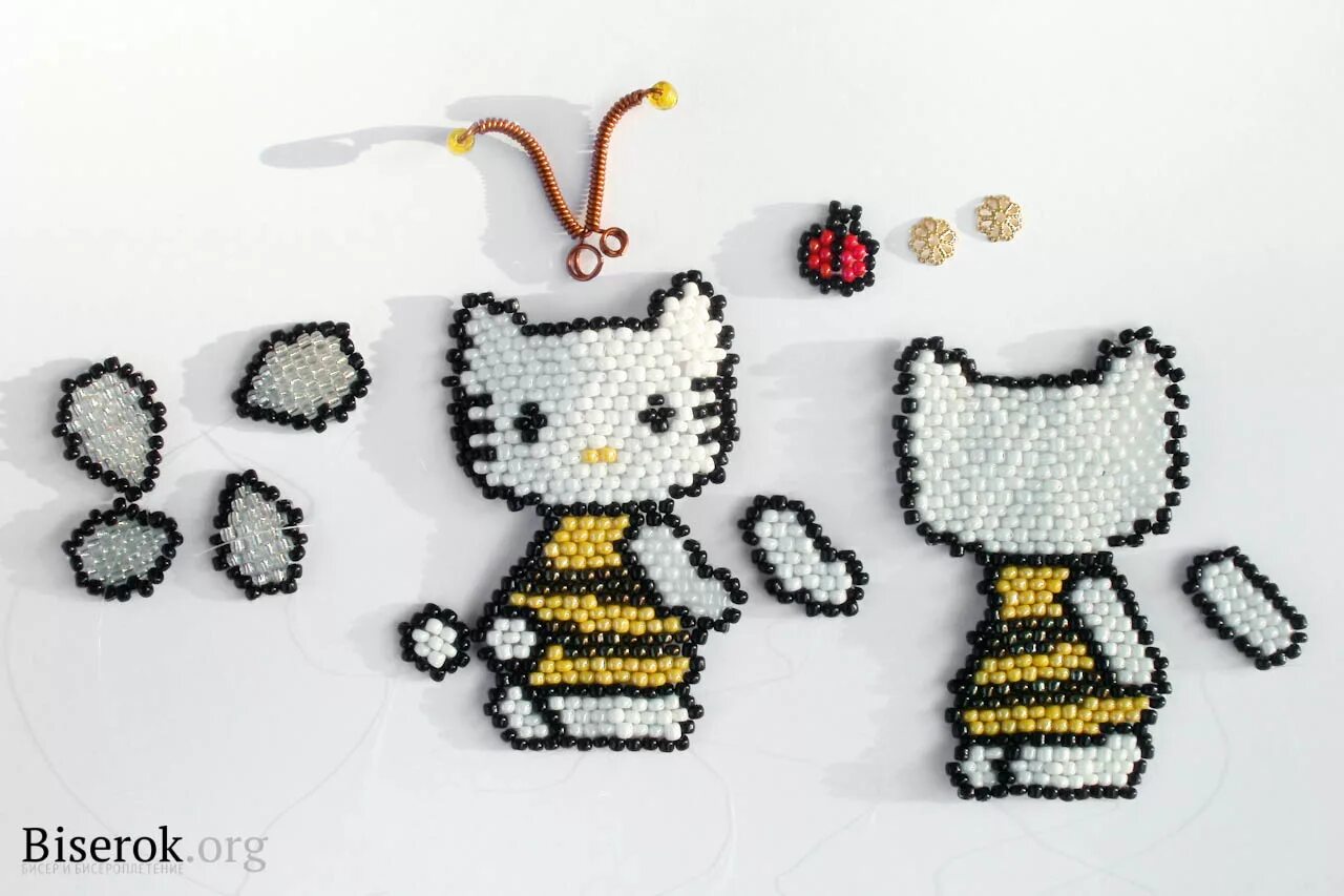 Как сплести hello kitty из бисера. Фигурки из бисера хелло китти. хелло китти из бисера. фигурки из бисера на проволоке плоские. фигурка китти из бисера.
