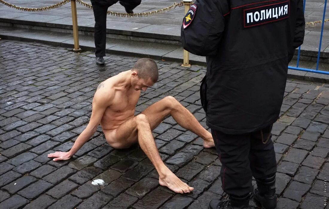 Человек который показывает свои причиндалы